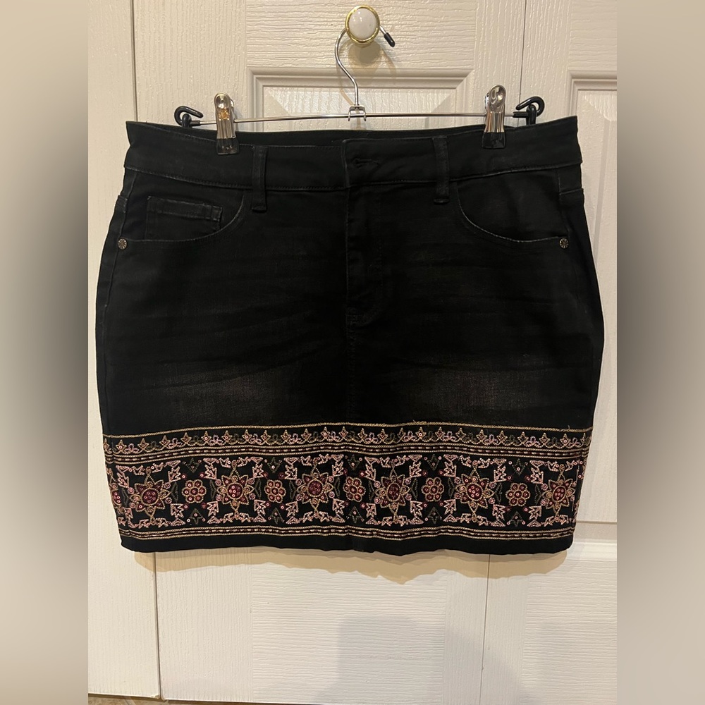 Women’s straight slim embroidered DESIGUAL black jean skirt. Never worn.